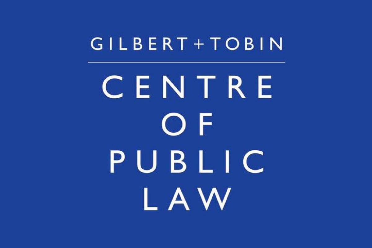 文字上写着“吉尔伯特+托宾公法中心”，背景是宝蓝色。
