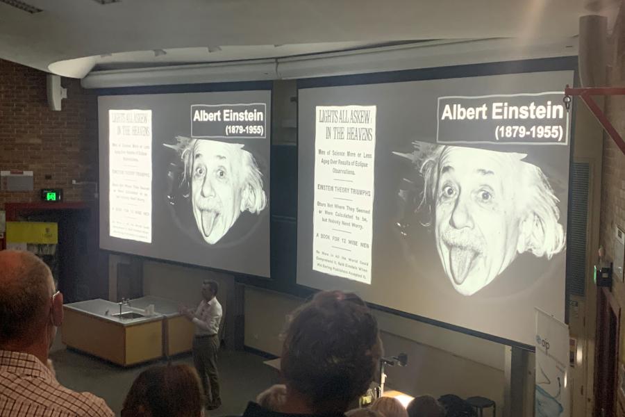 在2022年爱因斯坦讲座期间拍摄的图像，在演讲厅中有两个大屏幕