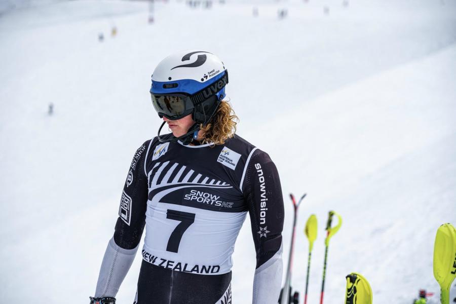 杰克·亚当斯穿着滑雪装备站在雪地里